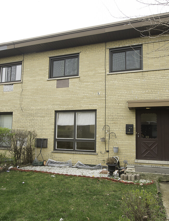 623 Maple Ct in Mount Prospect, IL - Building Photo - Building Photo