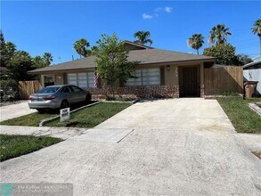 353 SW 35th Ave in Deerfield Beach, FL - Building Photo - Building Photo