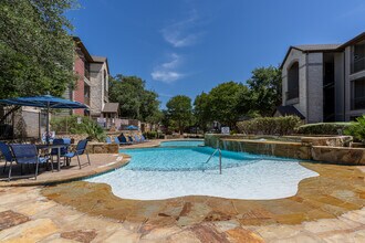 Vistas of Vance Jackson Apartments in San Antonio, TX - Foto de edificio - Building Photo