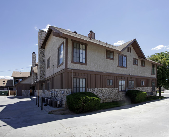 4th St. Apartments in Palmdale, CA - Building Photo - Building Photo