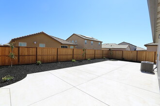 660 Staveley Way in Patterson, CA - Building Photo - Building Photo