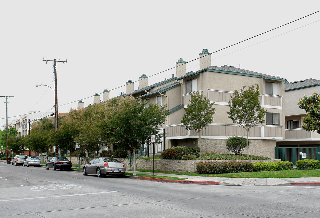 1000 Parton St in Santa Ana, CA - Building Photo