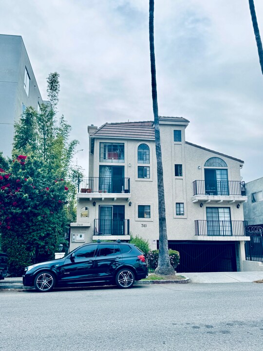 749 N Hudson Ave in Los Angeles, CA - Building Photo