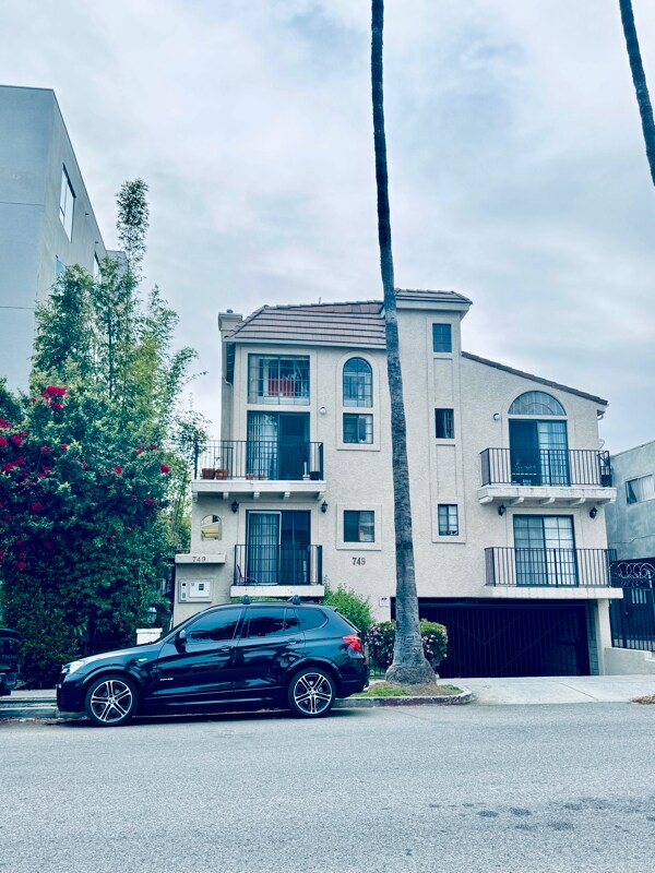 property at 749 N Hudson Ave
