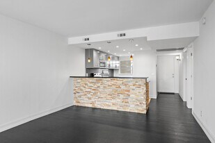 9470 Poinciana Pl in Davie, FL - Building Photo