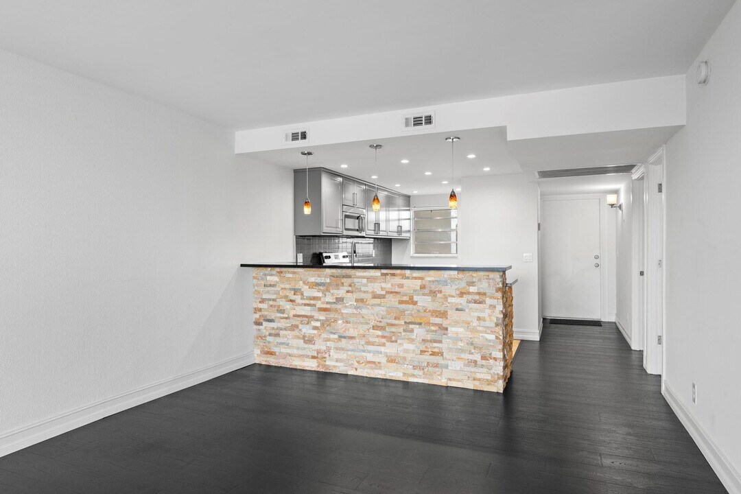 9470 Poinciana Pl in Davie, FL - Foto de edificio