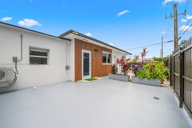 4301 NW 4th St in Miami, FL - Building Photo - Building Photo