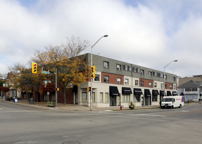 77 Lakeshore Rd in Oakville, ON - Building Photo - Building Photo