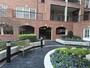 50 Biscayne Dr NW in Atlanta, GA - Foto de edificio - Building Photo