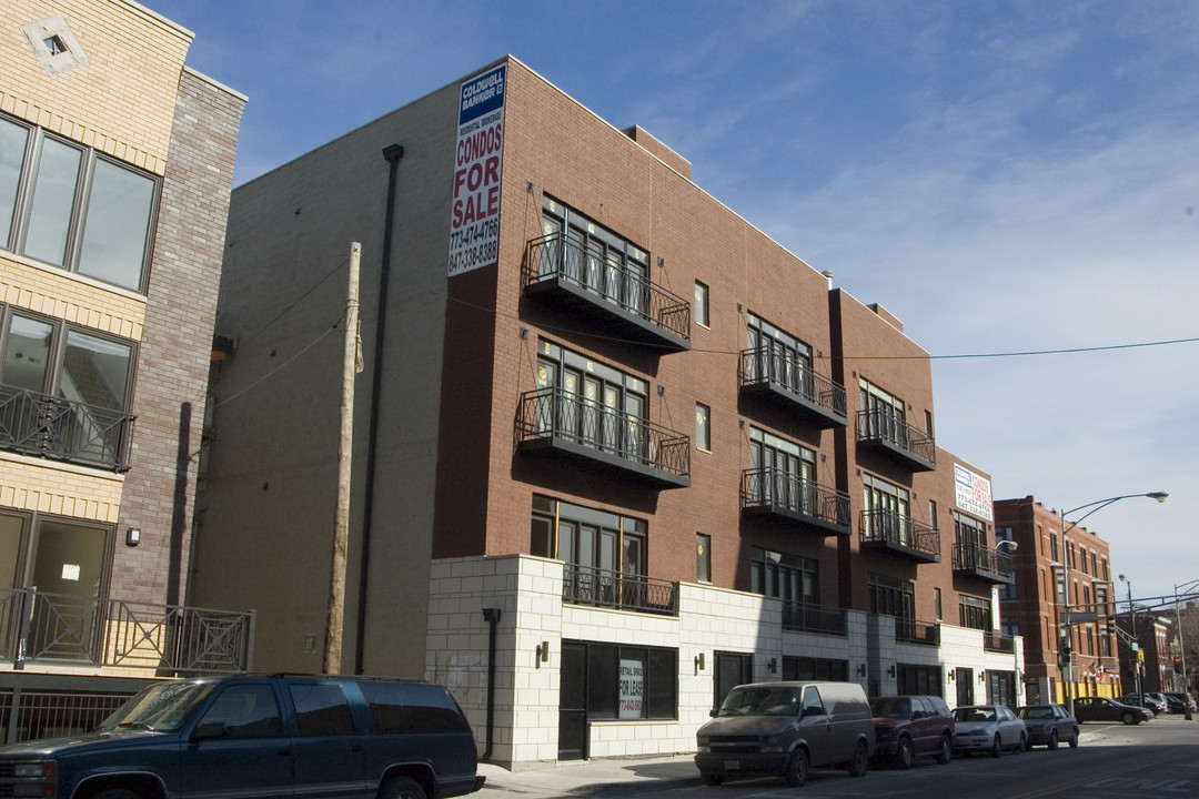 1610 W Augusta Blvd in Chicago, IL - Building Photo