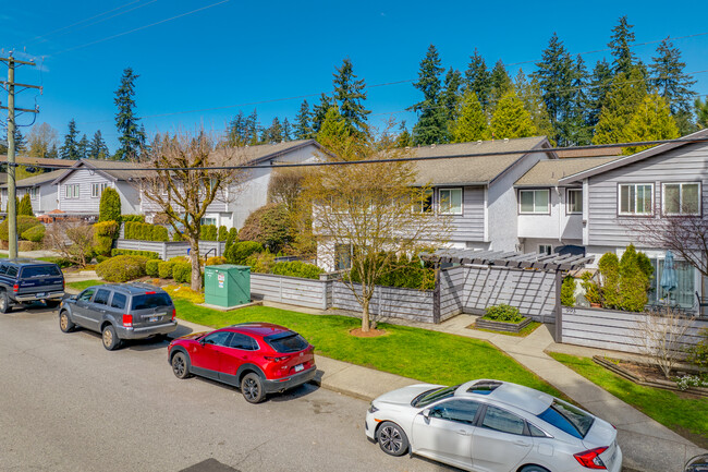 975 Howie Av in Coquitlam, BC - Building Photo - Building Photo