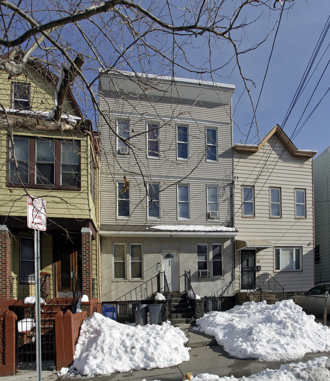 212 Clinton Ave in Jersey City, NJ - Foto de edificio - Building Photo