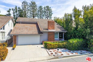 10227 Autumn Leaf Cir in Los Angeles, CA - Building Photo