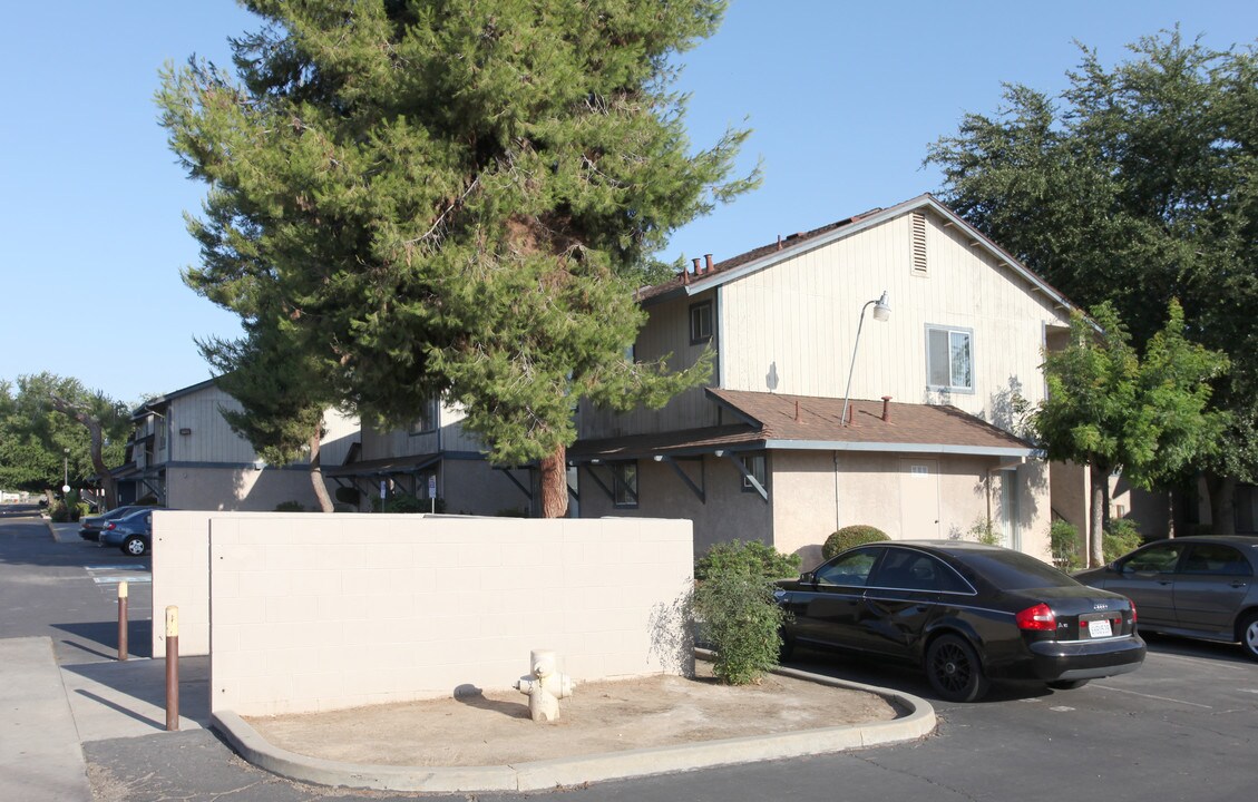 Orchard Manor Apartments in Orosi, CA - Building Photo