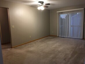 2042 Cliff Alex Ct S, Unit 3 in Waukesha, WI - Foto de edificio - Building Photo