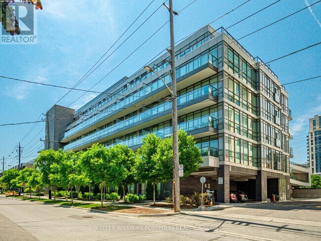 8 Fieldway Rd in Toronto, ON - Building Photo - Building Photo