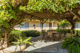 Arlington Gardens in Riverside, CA - Foto de edificio - Building Photo