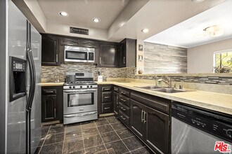 6744 Hillpark Dr in Los Angeles, CA - Foto de edificio - Building Photo