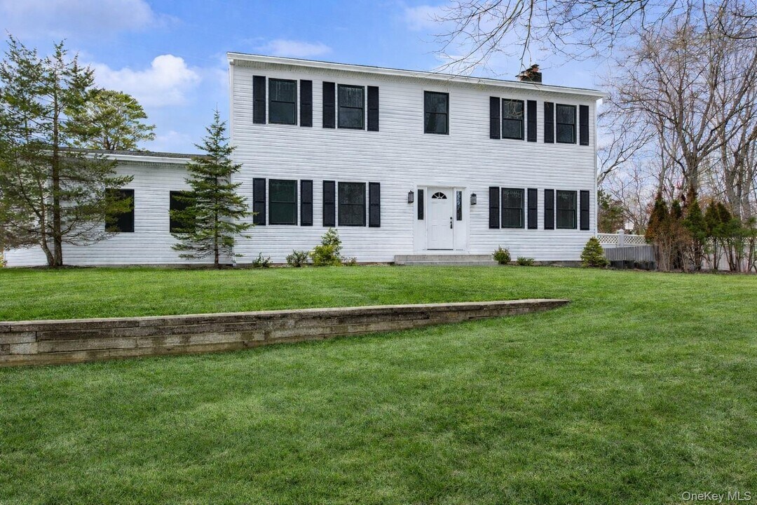34 Starboard Rd in Hampton Bays, NY - Building Photo