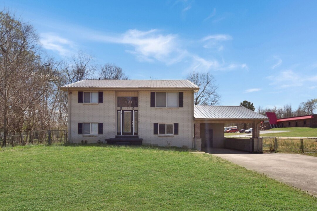 102 Airport Rd in Clarksville, TN - Building Photo