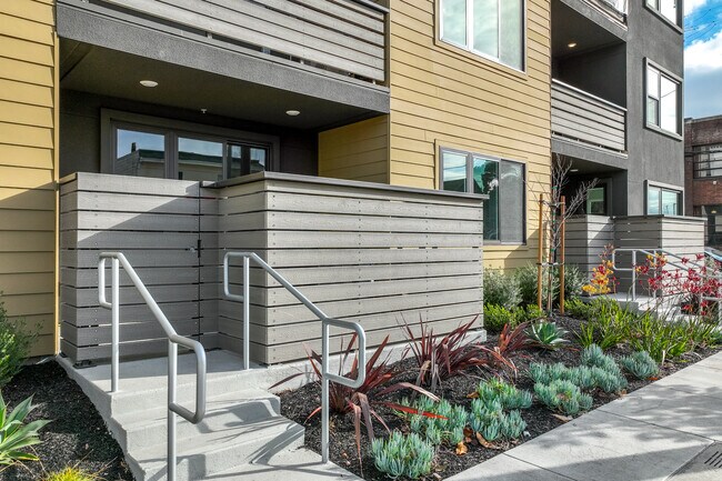 2400 Adeline St in Oakland, CA - Foto de edificio - Building Photo