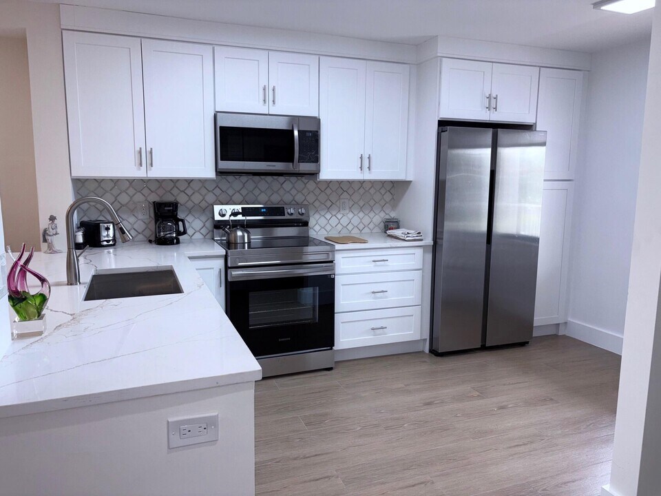 7350 Kinghurst Dr in Delray Beach, FL - Building Photo