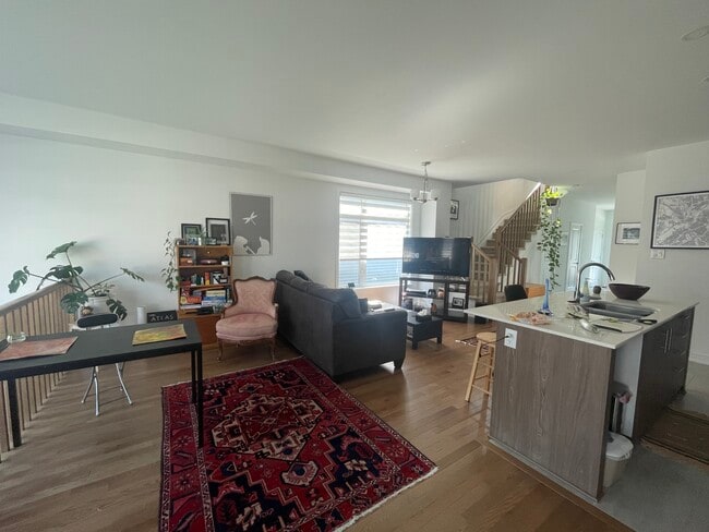 Welcome to this 3 bed 2.5 bath located in beautiful Ottawa in Ottawa, ON - Building Photo - Building Photo