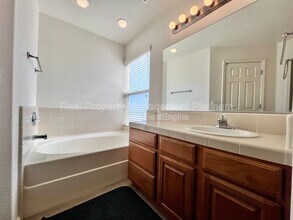 5460 W Ashcroft Ave in Fresno, CA - Building Photo - Building Photo
