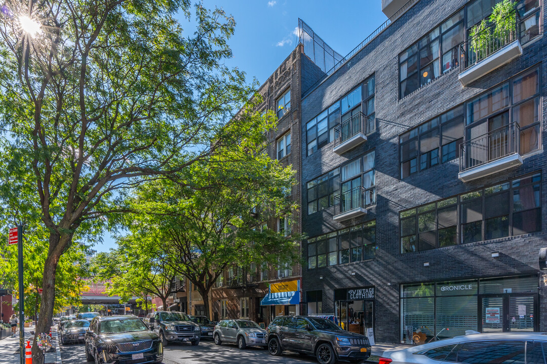 370 Bedford Avenue in Brooklyn, NY - Building Photo