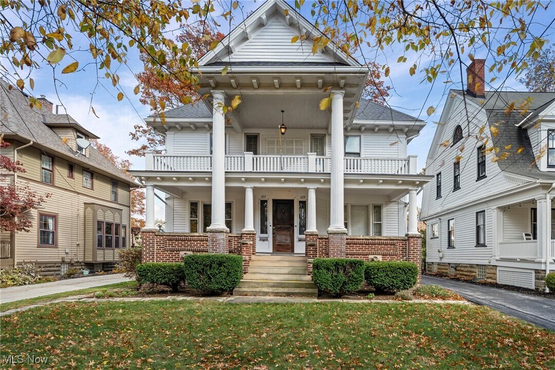 1217 Belle Ave in Lakewood, OH - Building Photo