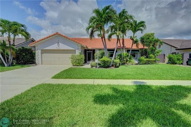 7743 W Country Club Blvd in Boca Raton, FL - Foto de edificio - Building Photo