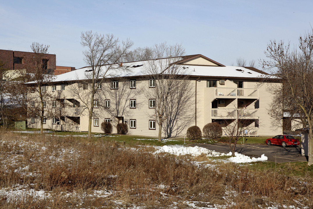 570 Whispering Ln in Hastings, MN - Foto de edificio