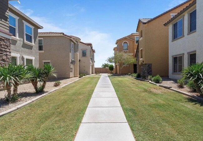 9233 E Neville Ave in Mesa, AZ - Foto de edificio - Building Photo