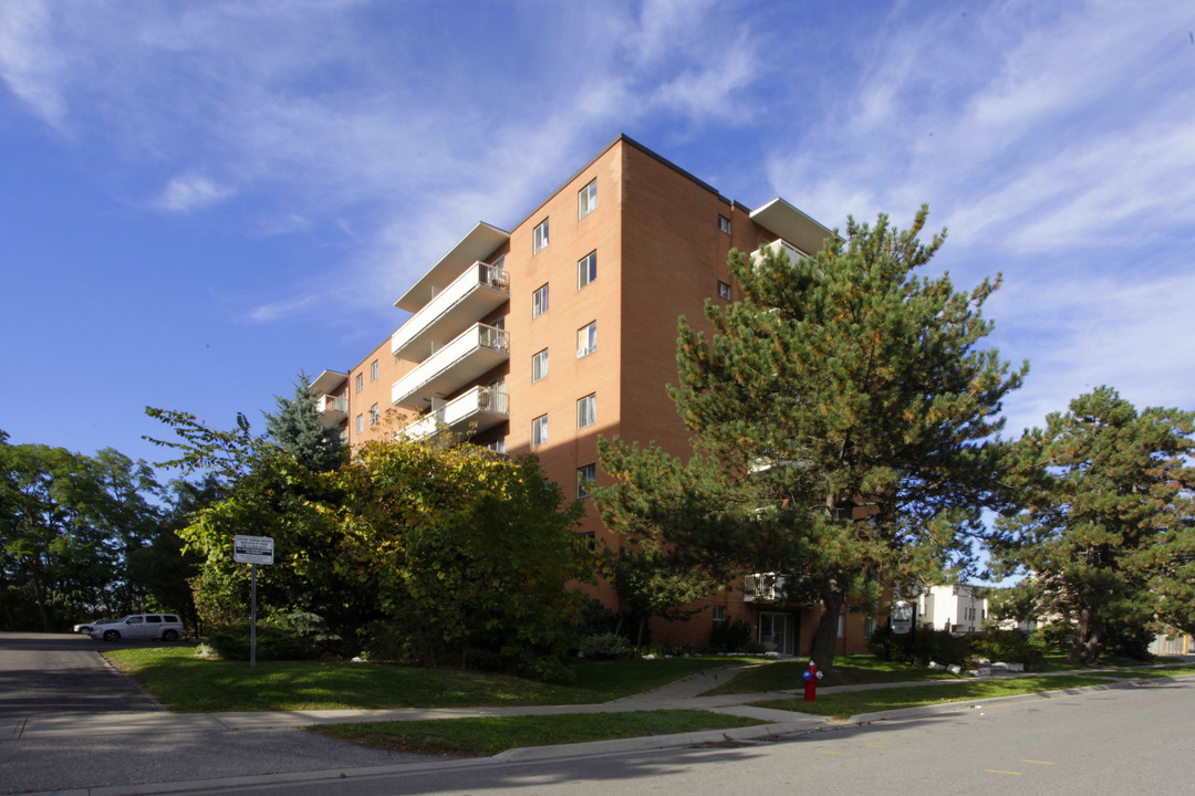 Doral Towers in Mississauga, ON - Building Photo