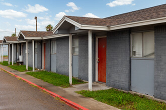 Bella Vista Apartments in Corpus Christi, TX - Building Photo - Building Photo