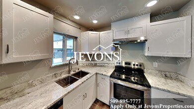 1206 W Nob Hill Blvd in Yakima, WA - Building Photo - Building Photo