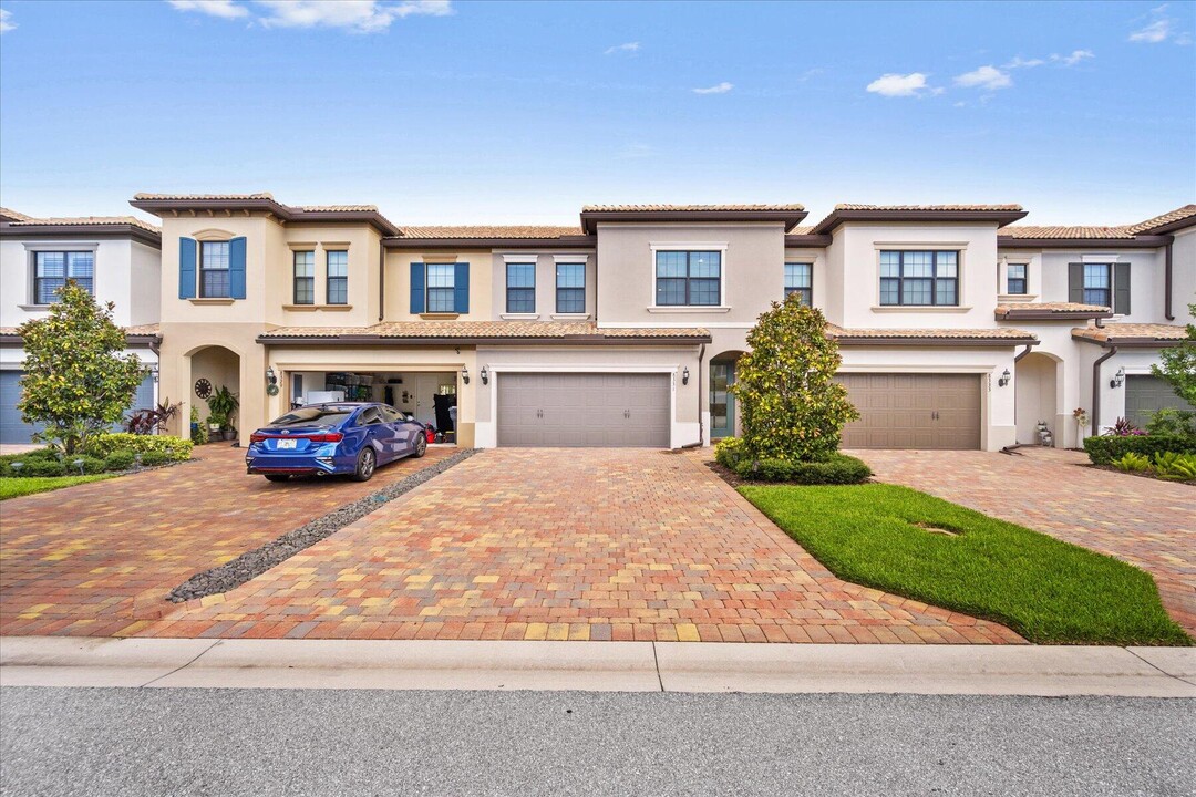 8331 Rearing Ln in Wellington, FL - Foto de edificio