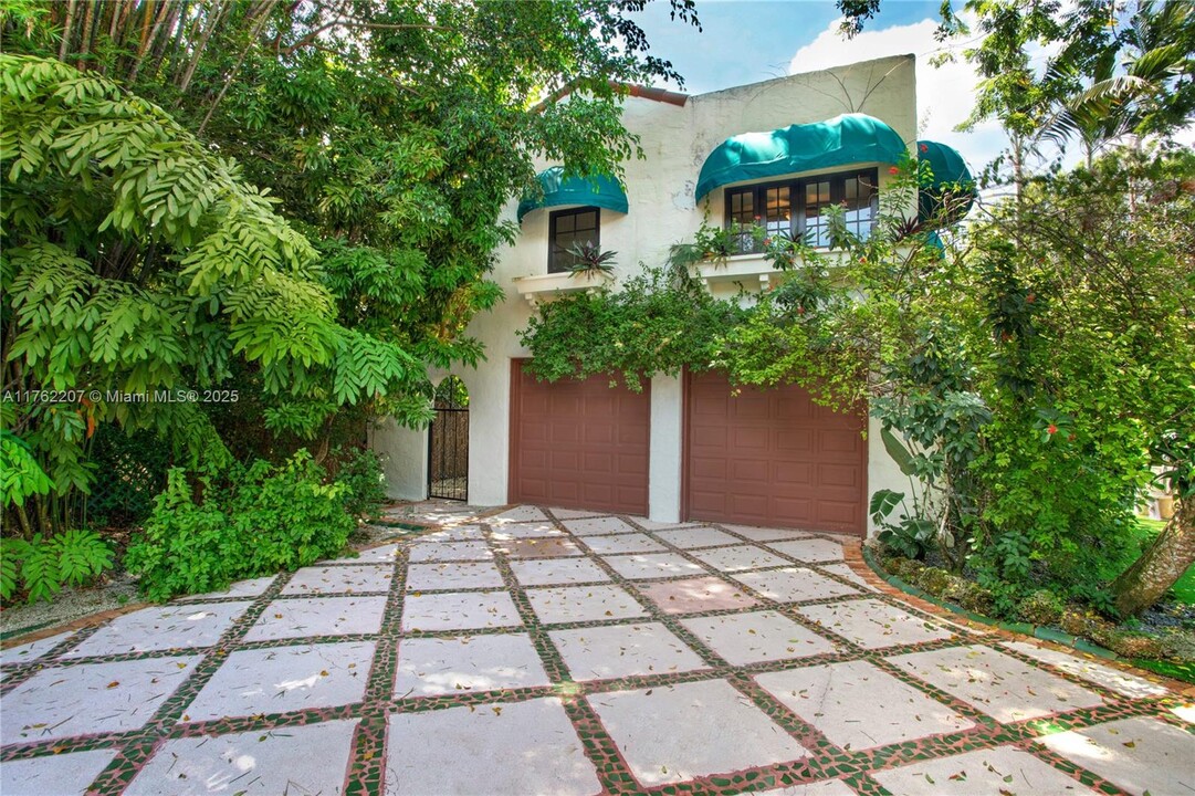 1128 Almeria Ave in Coral Gables, FL - Building Photo