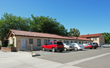 Royal Court Apartments in Fresno, CA - Building Photo - Building Photo