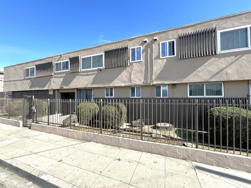 10130 S Inglewood Ave in Inglewood, CA - Building Photo
