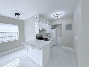 2725 Middle River Dr, Unit 7 in Fort Lauderdale, FL - Building Photo - Building Photo
