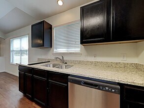 2415 Hiacintas Way in Houston, TX - Foto de edificio - Building Photo