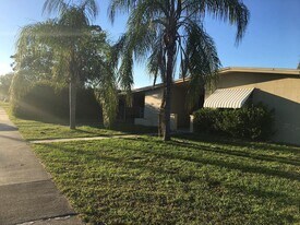 121 SE Bonita Ct in Port St. Lucie, FL - Building Photo