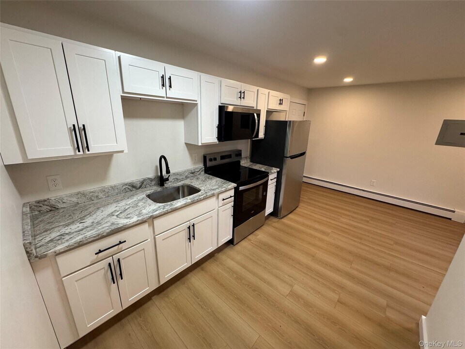 98 E Market St in Hyde Park, NY - Building Photo