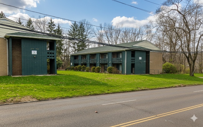 1044 Brittain Rd in Akron, OH - Foto de edificio - Building Photo