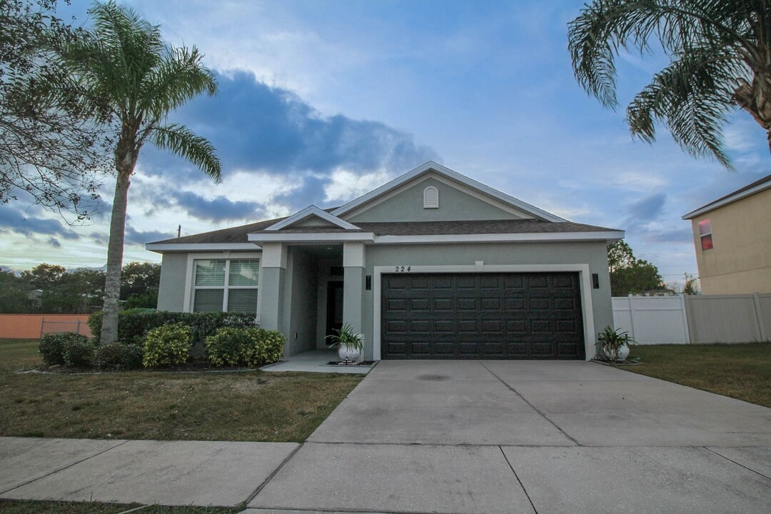 224 Highland Meadows Ave in Davenport, FL - Building Photo