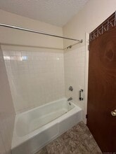 1660 E Main St, Unit 5T in Waterbury, CT - Building Photo - Building Photo