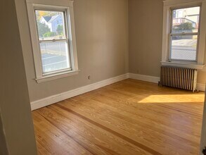 23 West St, Unit 23 West St in West Warwick, RI - Foto de edificio - Building Photo