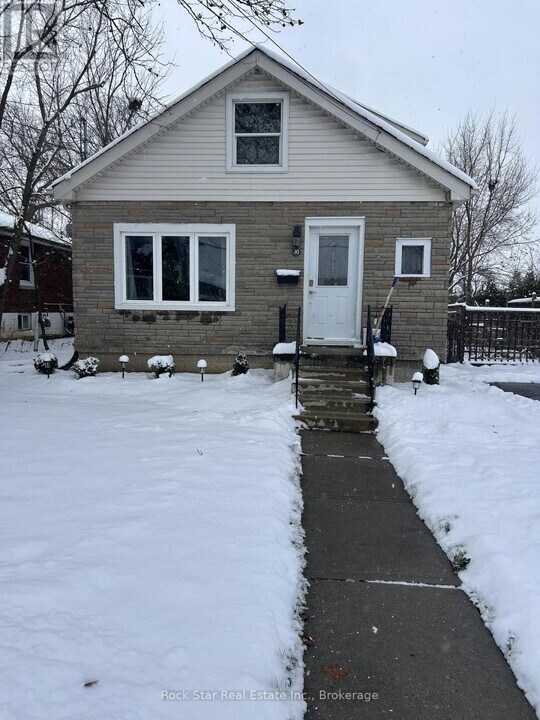 30 W 1st St in Hamilton, ON - Building Photo