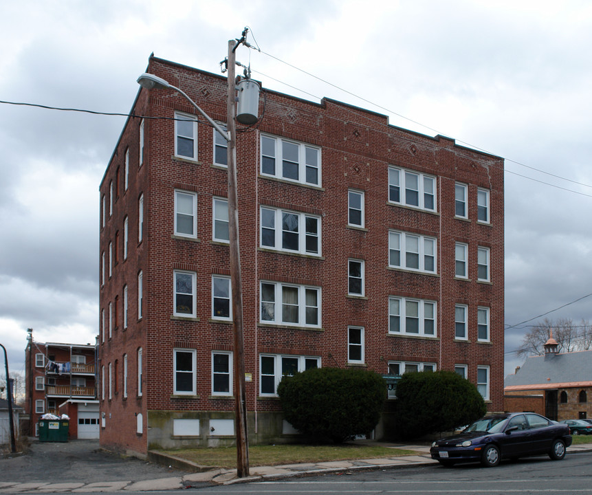 4 Locust St in Holyoke, MA - Building Photo